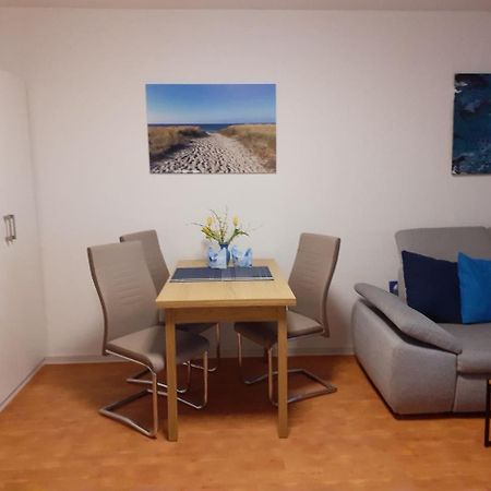 Aquamarin - Charmantes Appartement Mit Balkon Rostock Bagian luar foto