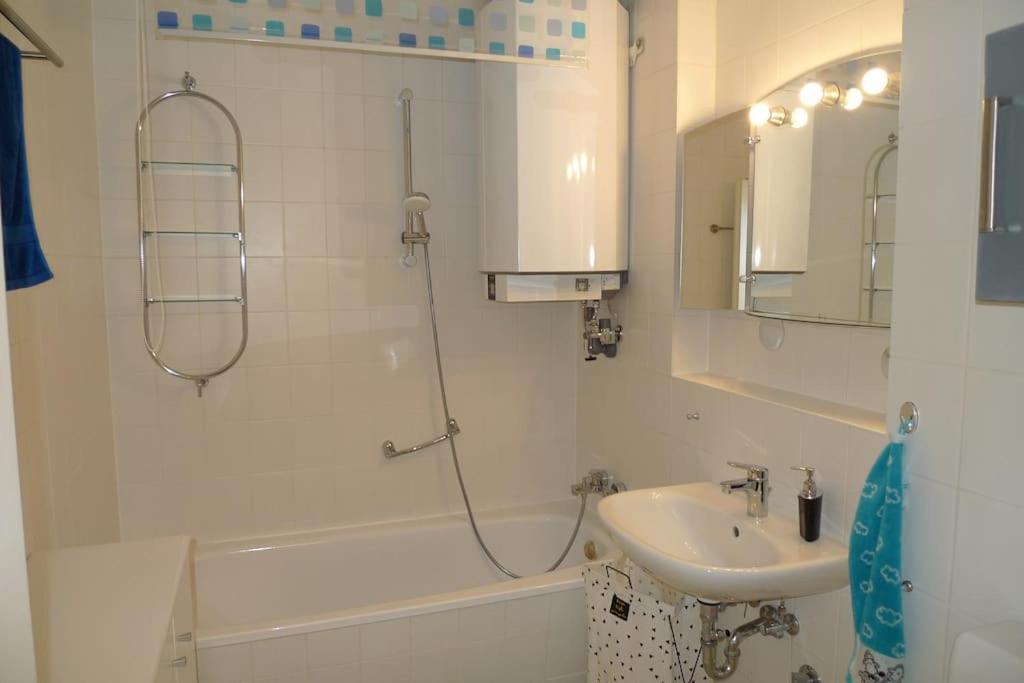Aquamarin - Charmantes Appartement Mit Balkon Rostock Bagian luar foto