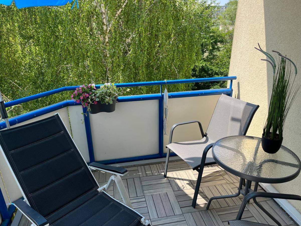 Aquamarin - Charmantes Appartement Mit Balkon Rostock Bagian luar foto