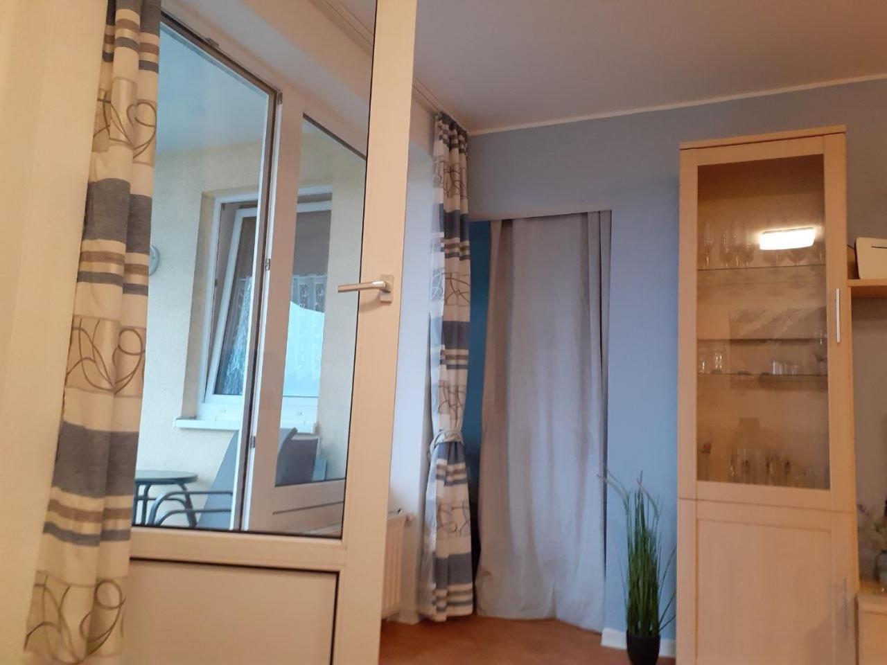 Aquamarin - Charmantes Appartement Mit Balkon Rostock Bagian luar foto